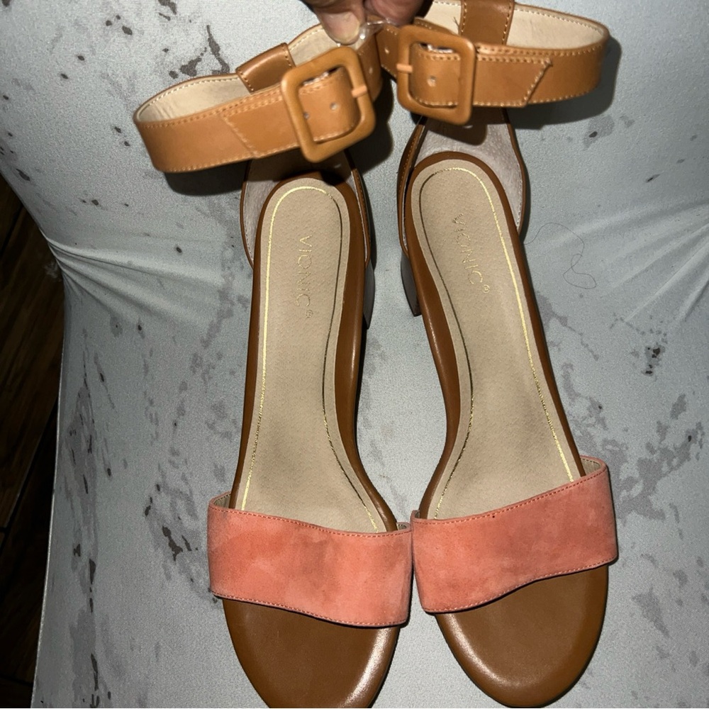 Vionic Tan and Pink Sandals with Elegant Design